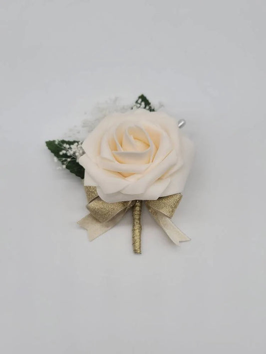 cream and gold boutonniere with babies breath