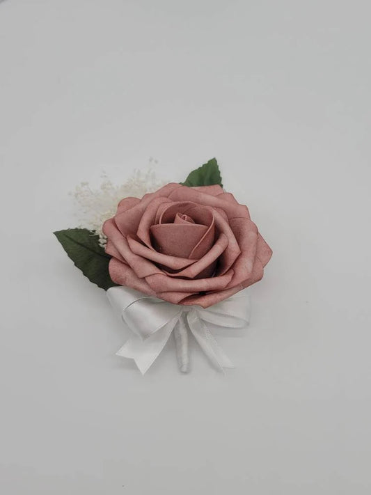 dusty rose and white boutonniere with babies breath